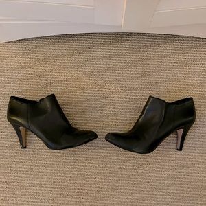 VINCE CAMUTO Black Leather Zip-Up Ankle Booties, Size 9.5 — GUC
